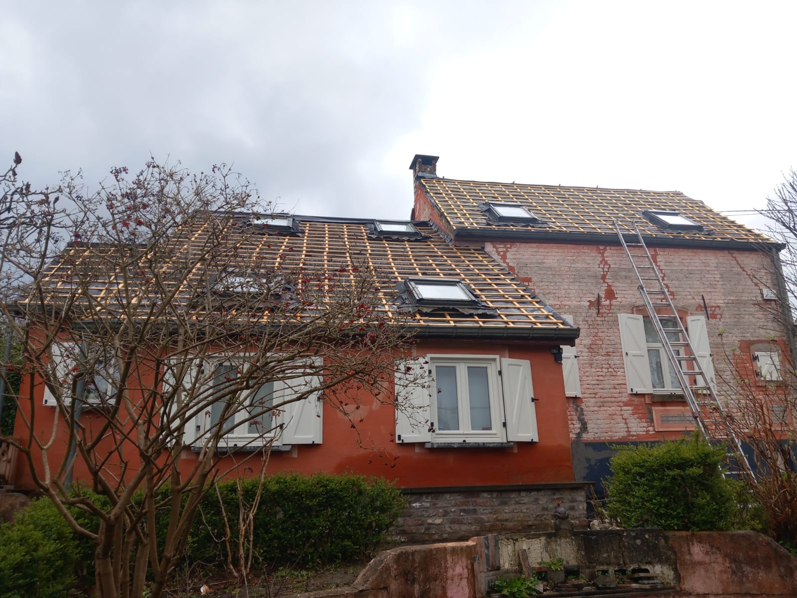 Maison dont la couverture a été déposée, charpente mise à nu